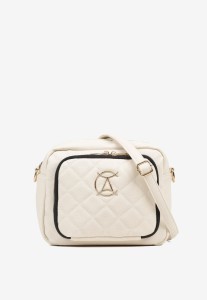 Kremowa Torebka Listonoszka Zdobiona Pikowanymi Przeszyciami i Aplikacją Paselia