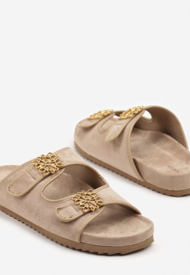 Ciemnobeżowe Klapki Vices z Metaliczną Ozdobą i Dwoma Paskami Maithiana