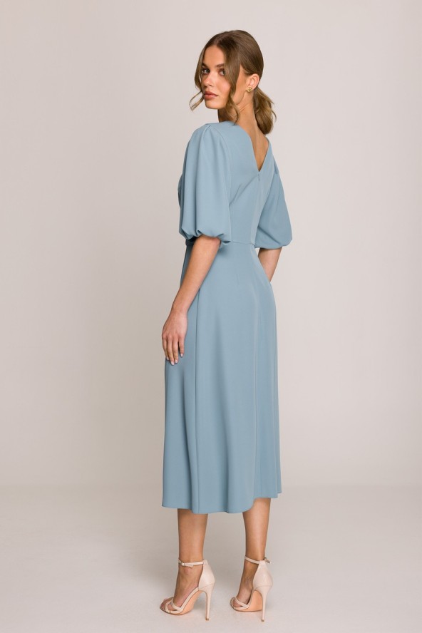 Elegancka sukienka koktajlowa z bufiastymi rękawami błękitna