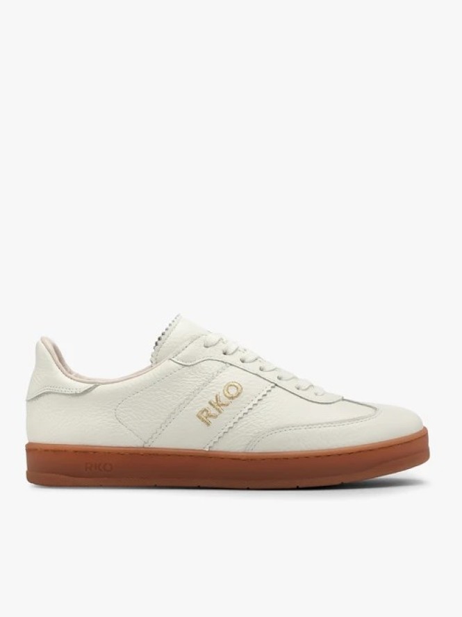 Białe półbuty sportowe w na beżowym spodzie