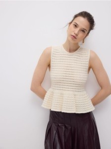 Dzianinowy top z baskinką - kremowy