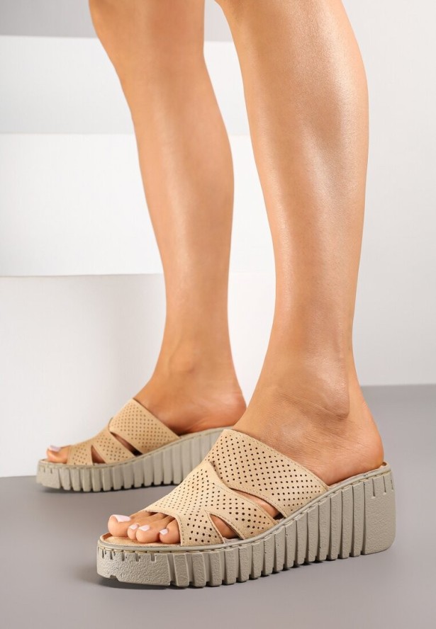 Ciemnobeżowe Klapki Vices na Koturnie z Perforacją Sarvelina