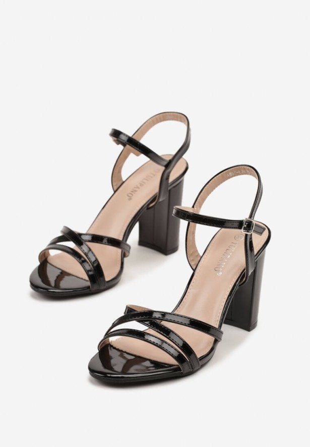 Czarne Sandały Lakierowane na Słupku z Ozdobnymi Paskami Silariona