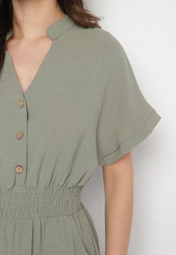 Zielony Kombinezon z Wiskozy z Gumką w Talii i Dekoltem w Serek z Guzikami Nisella