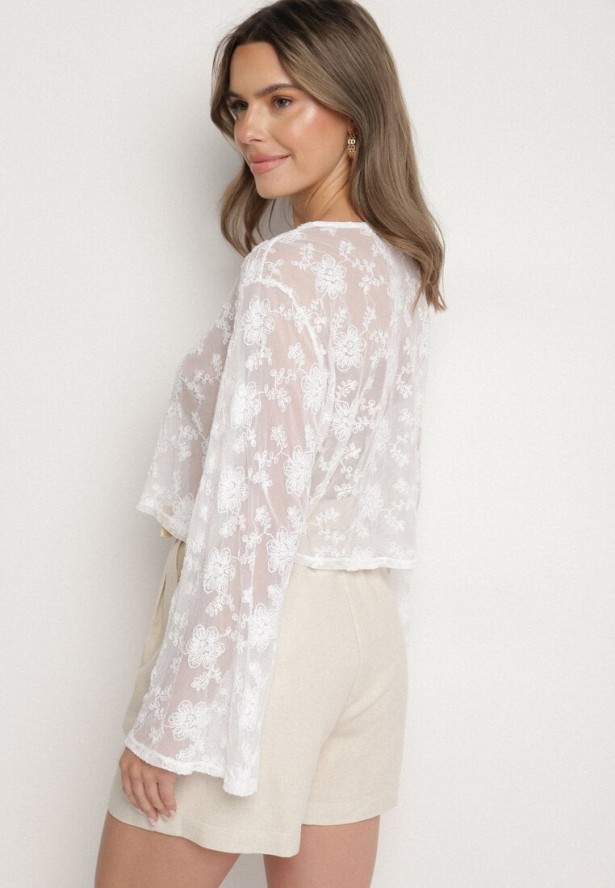 Biała Bluzka z Bawełną Ozdobiona Wiązaniem z Koronką Minoma