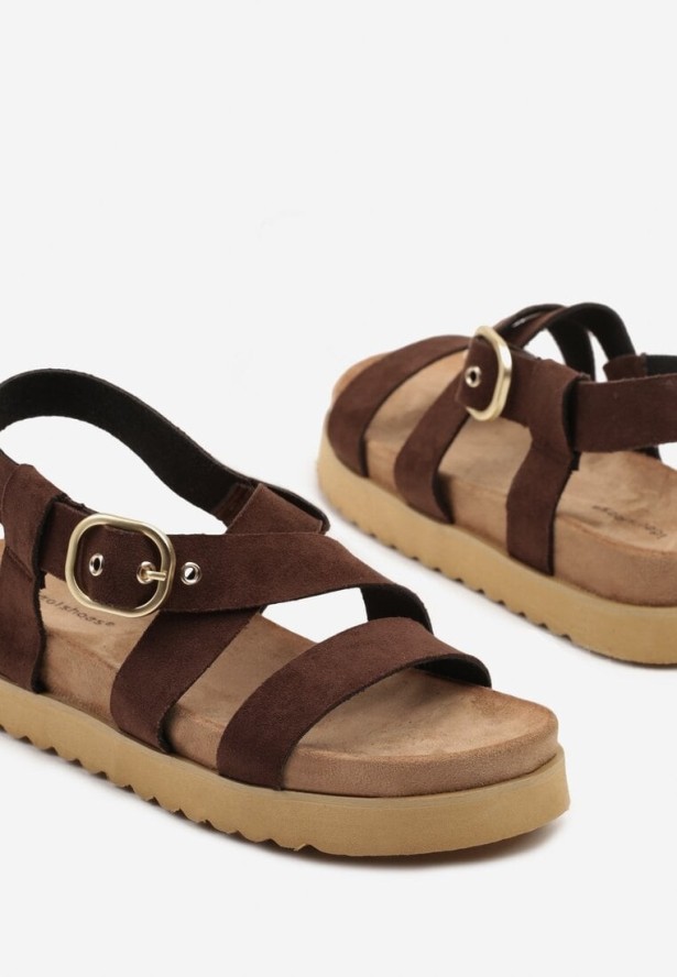 Brązowe Sandały na Platformie Ozdobione Klamrą Novarisa