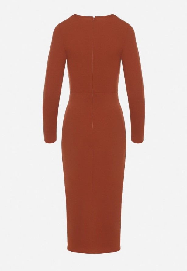 Brązowa Taliowana Sukienka Vices z Marszczeniem i Perełkami Adorre