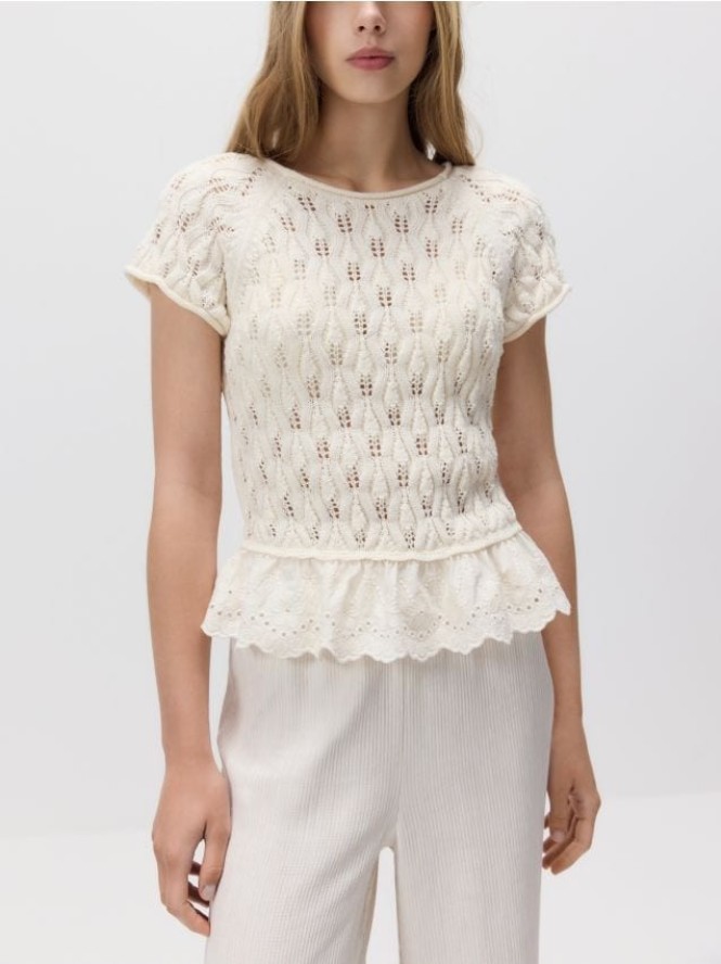 Ażurowa bluzka z falbaną - kremowy
