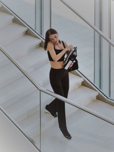 4F Legginsy w paski z rozszerzanymi nogawkami damskie - czarne XS