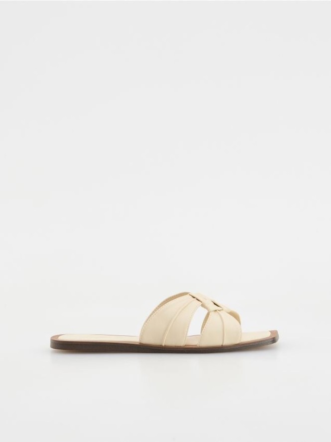 Klapki z paskami - złamana biel