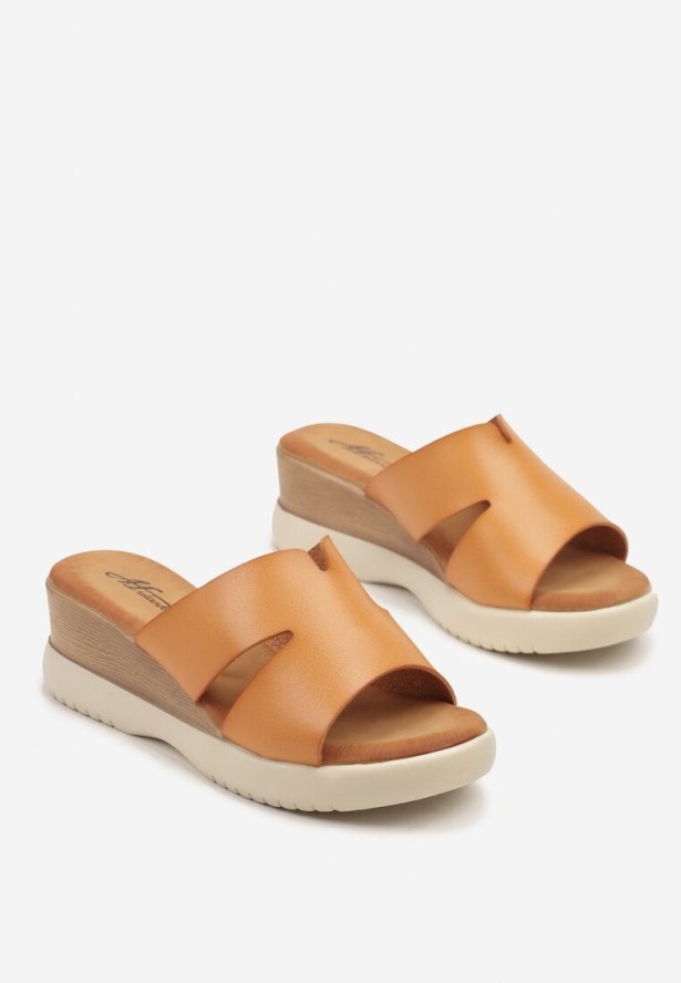 Jasnobrązowe Klapki na Koturnie z Ozdobnymi Wycięciami Zeffine