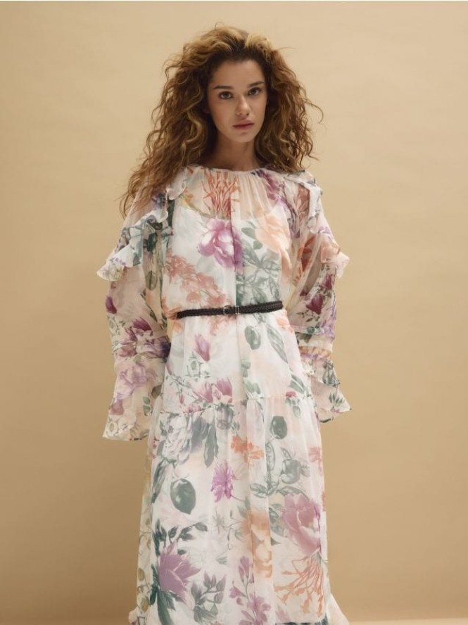 Wzorzysta sukienka z paskiem - wielobarwny