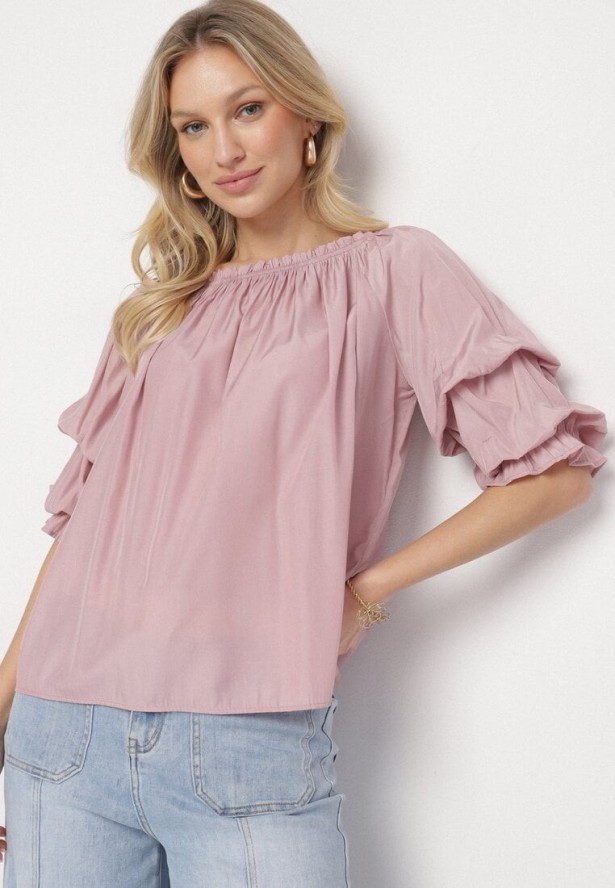 Różowa Bluzka z Wiskozą Dekoltem w Łódkę i Falbanami Fenalora