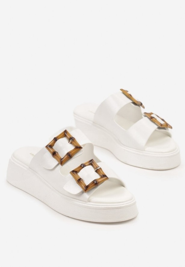 Białe Klapki na Grubej Podeszwie z Paskami z Klamrami Imitującymi Drewno Nilasina