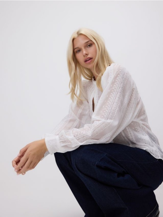 Koszula z ozdobnym haftem - biały