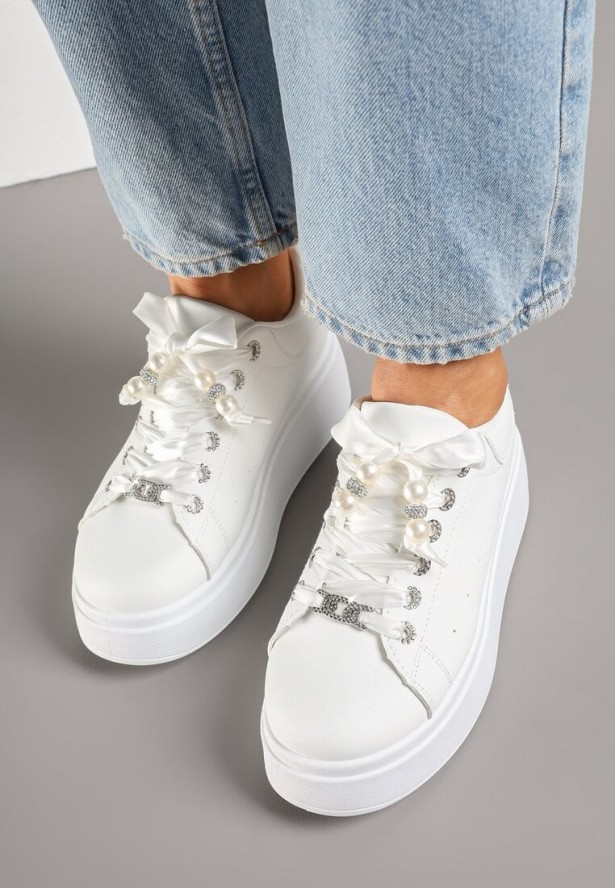 Białe Sneakersy na Grubej Podeszwie z Perforacją i Cyrkoniami Nuritara