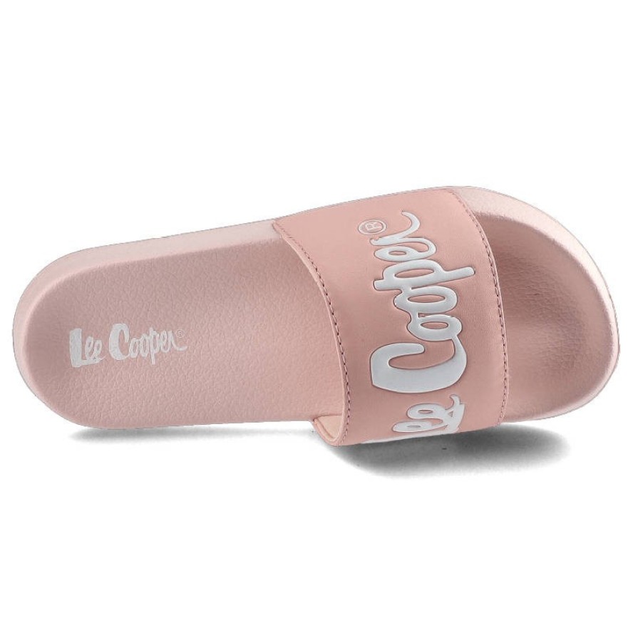Klapki damskie Lee Cooper, skóra ekologiczna w jasnoróżowym kolorze z szerokim paskiem z tłoczonym logo oraz miękką profilowaną podeszwą, różowe, LCW