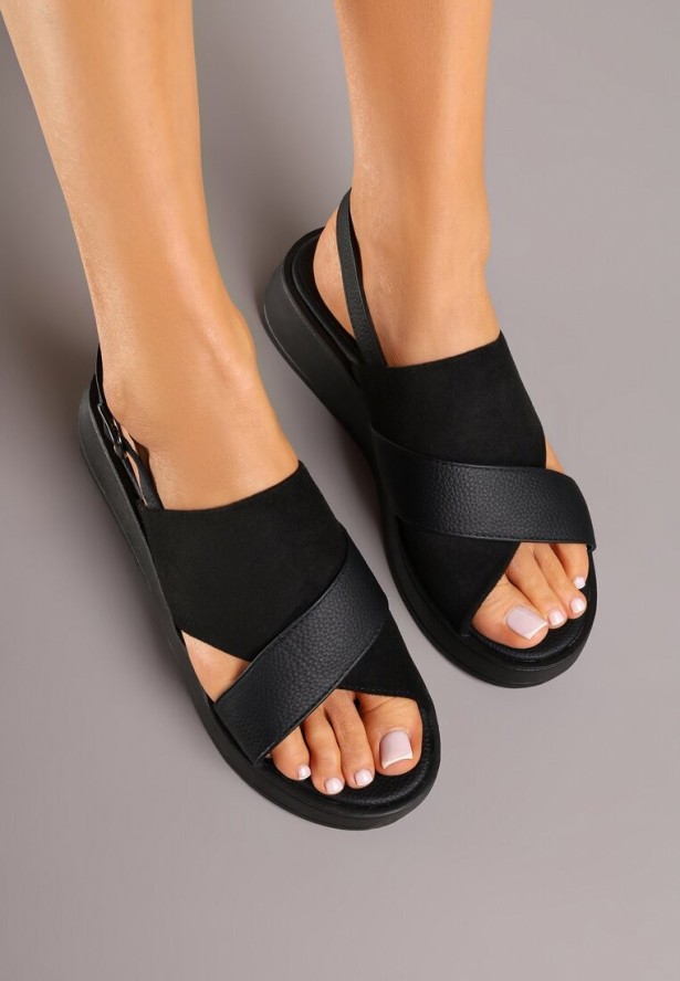 Czarne Sandały na Koturnie Vices z Wycięciami Saricee