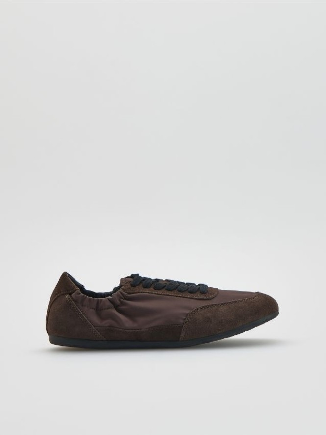 Sneakersy z zamszowymi wstawkami - ciemnobrązowy
