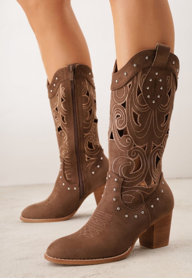 Brązowe Botki Kowbojki VICES na Obcasie z Ażurową Cholewką z Nitami Rienatea