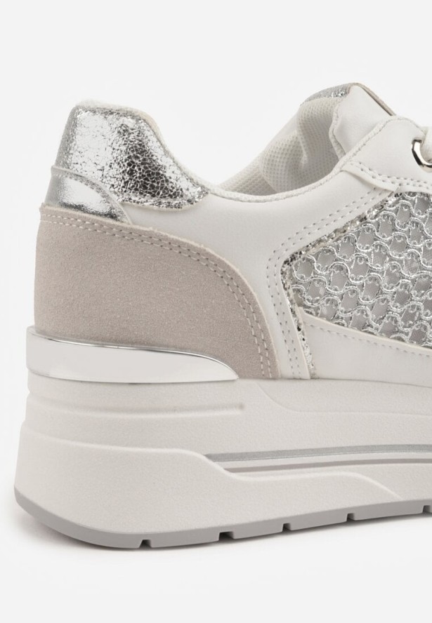 Białe Sneakersy na Platformie Ozdobione Metalicznymi Wstawkami i Siateczką Zitina