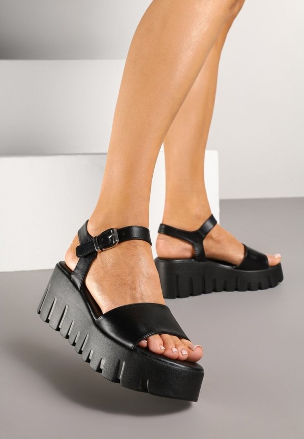 Czarne Sandały na Koturnie z Paskiem z Klamerką Nanillea