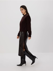 Sweter z poduszkami na ramionach - brązowy