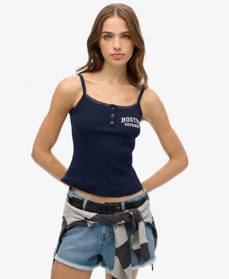 Kobieta z wzorem koszulka bez rękawów z guzikami Superdry Athletic Essentials