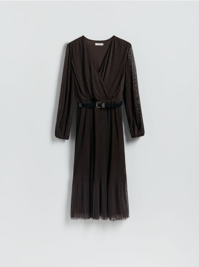 Plisowana sukienka z paskiem - ciemnobrązowy