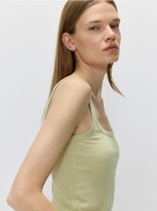 Prążkowany top z domieszką lnu - jasnozielony