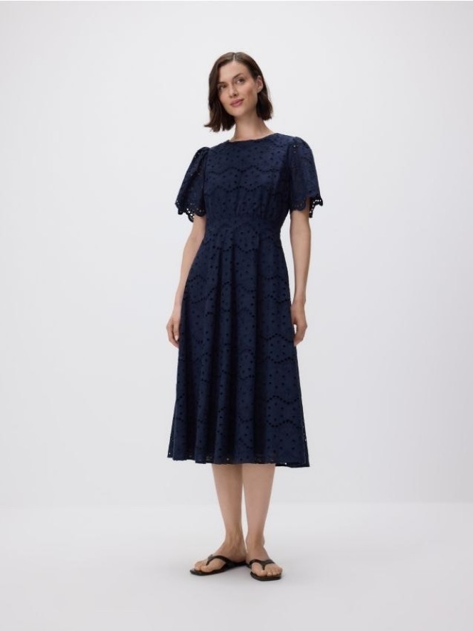 Ażurowa sukienka midi z wiązaniem - granatowy