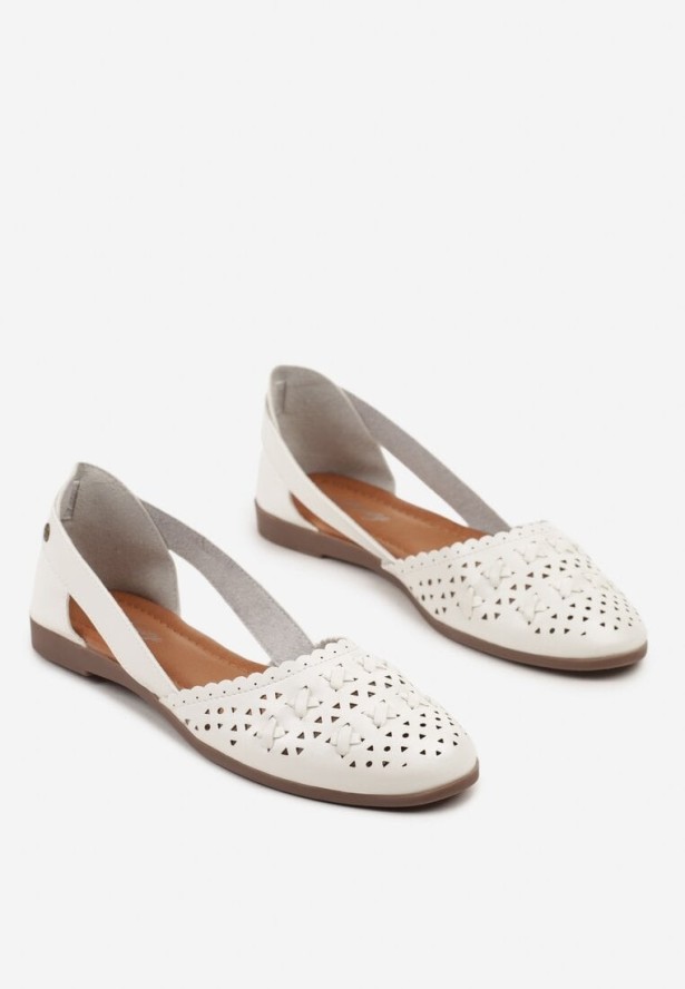 Białe Balerinki z Ażurowymi Zdobieniami i Wycięciami Damitta