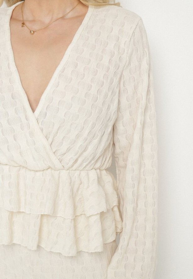 Beżowy Komplet z Tłoczonej Tkaniny Kopertowa Bluzka z Falbanką i Spodnie Hilinne