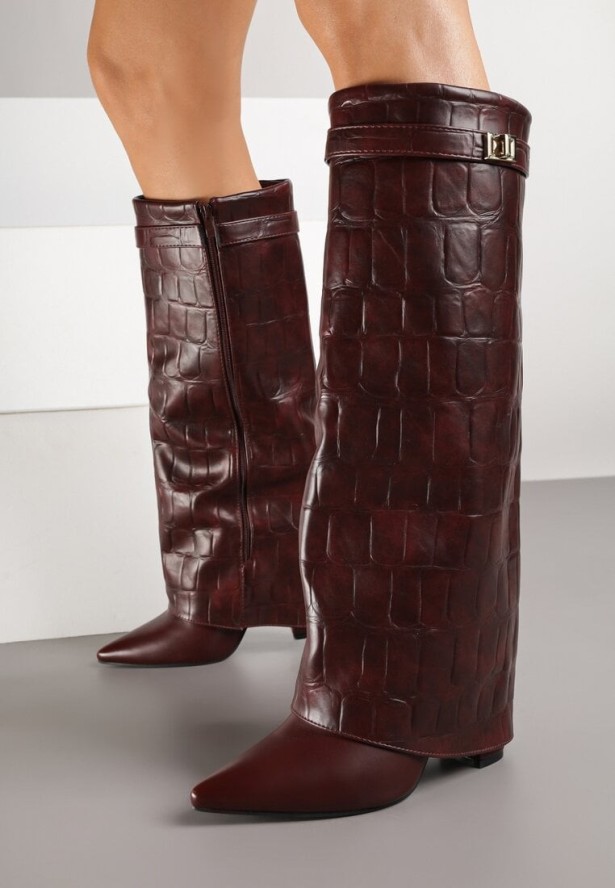 Bordowe Kozaki na Słupku Ozdobione Klamrą i Wywiniętą Cholewką z Tłoczeniem Latelia