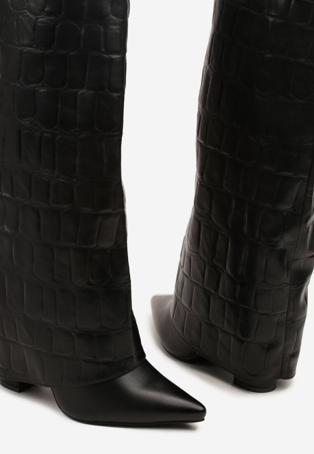 Czarne Kozaki na Obcasie z Tłoczoną Wywiniętą Cholewką i Klamrą Latalina