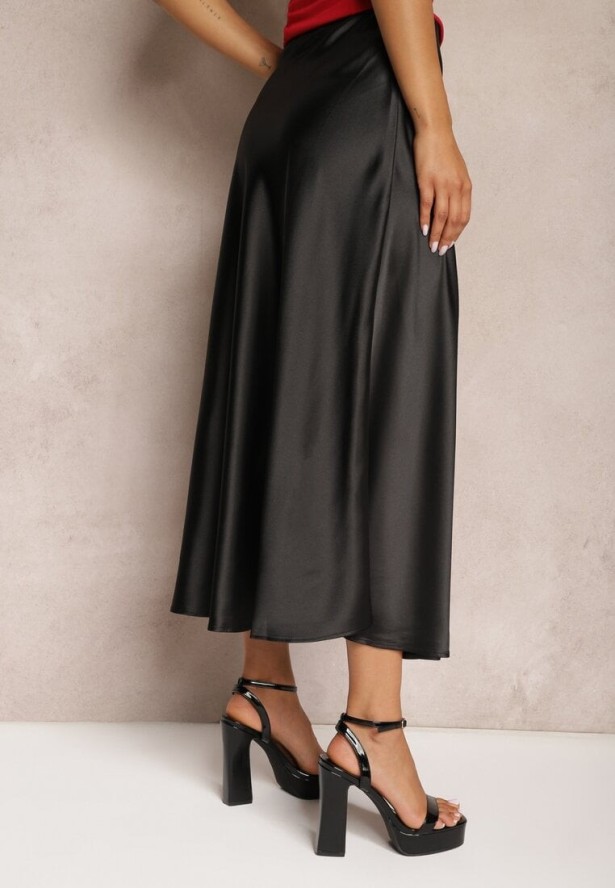 Czarna Satynowa Midi Spódnica Rozkloszowana z Gumką w Pasie i Suwakiem Leose