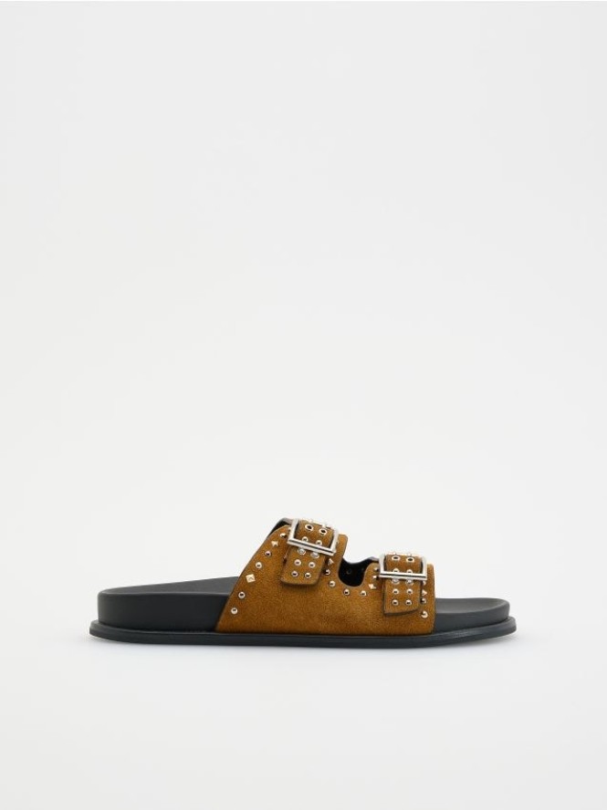 Zamszowe klapki z okuciami - brązowy