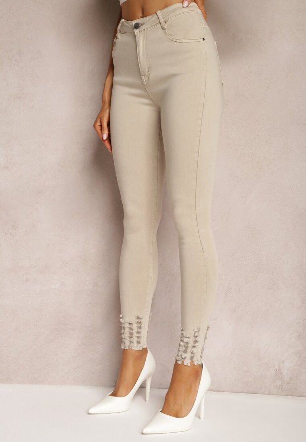Jasnobeżowe Dopasowane Jeansy z Postrzępioną Nogawką Harthi