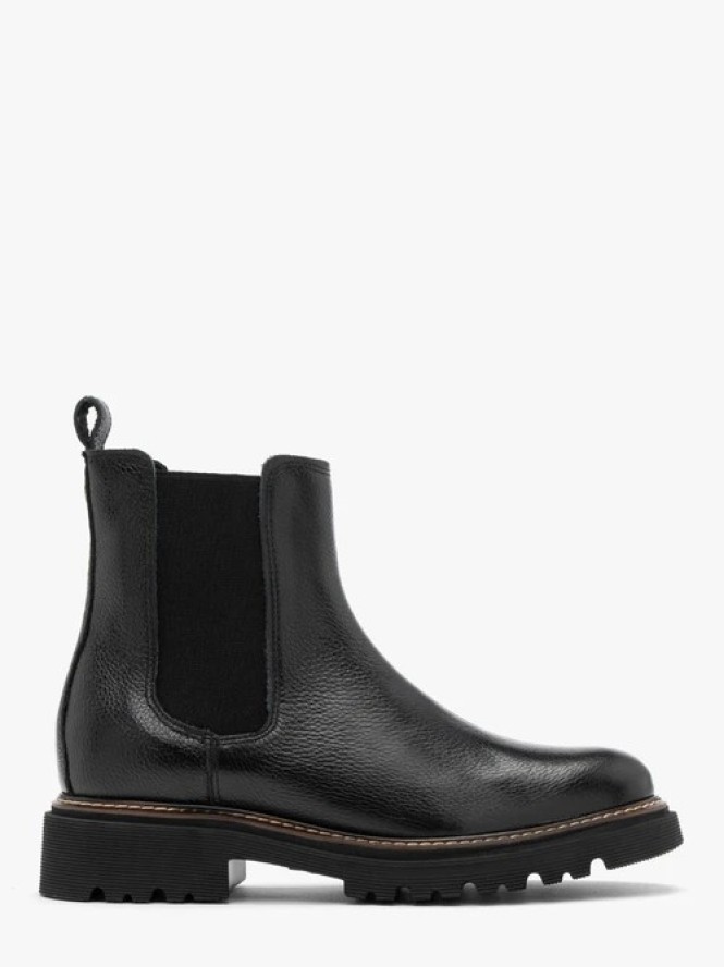 Czarne sztyblety na traktorowej podeszwie z kontrastowym otokiem