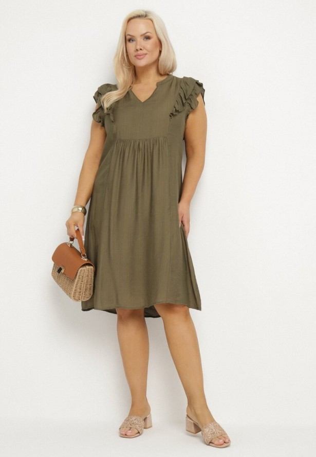 Ciemnozielona Sukienka Pudełkowa z Bawełną i Trójkątnym Dekoltem Ozdobiona Falbankami Vikirva