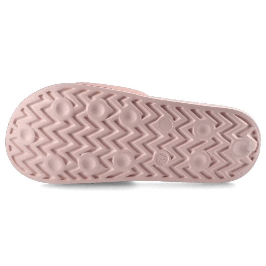 Klapki damskie Lee Cooper, skóra ekologiczna w jasnoróżowym kolorze z szerokim paskiem z tłoczonym logo oraz miękką profilowaną podeszwą, różowe, LCW