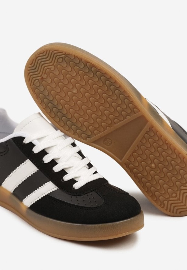 Czarne Sneakersy Typu Kultowe Tenisówki z Ozdobnymi Przeszyciami Selfia