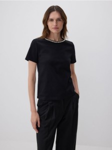 T-shirt regular z ozdobnym dekoltem - czarny