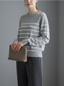 Sweter w paski z ozdobnymi guzikami na ramieniach - szary