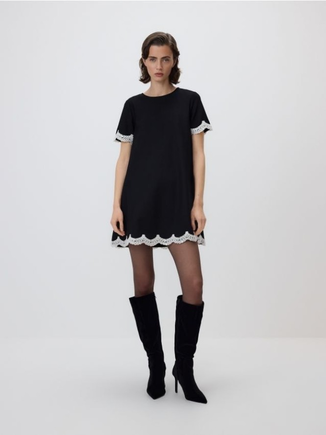 Sukienka mini z koronkowym wykończeniem - czarny
