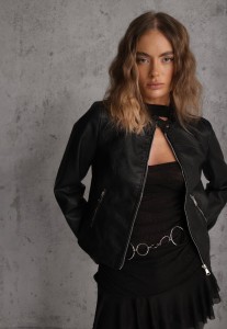 Czarna Taliowana Kurtka Ramoneska o Klasycznym Fasonie Tessana