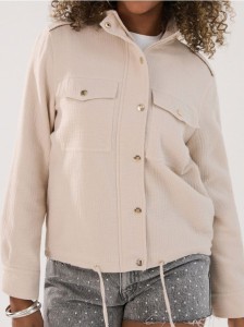 Bawełniana kurtka z kieszeniami piersiowymi - kremowy