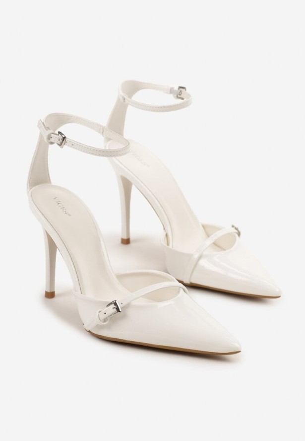 Białe Lakierowane Szpilki Vices Zdobione Paskiem z Klamerką Tilamea