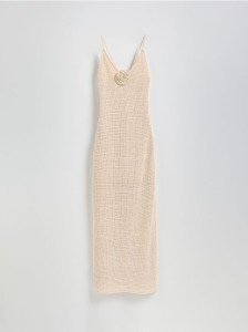 Dzianinowa sukienka z różą - beżowy