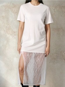 Długa sukienka z koronkowym dołem - kremowy